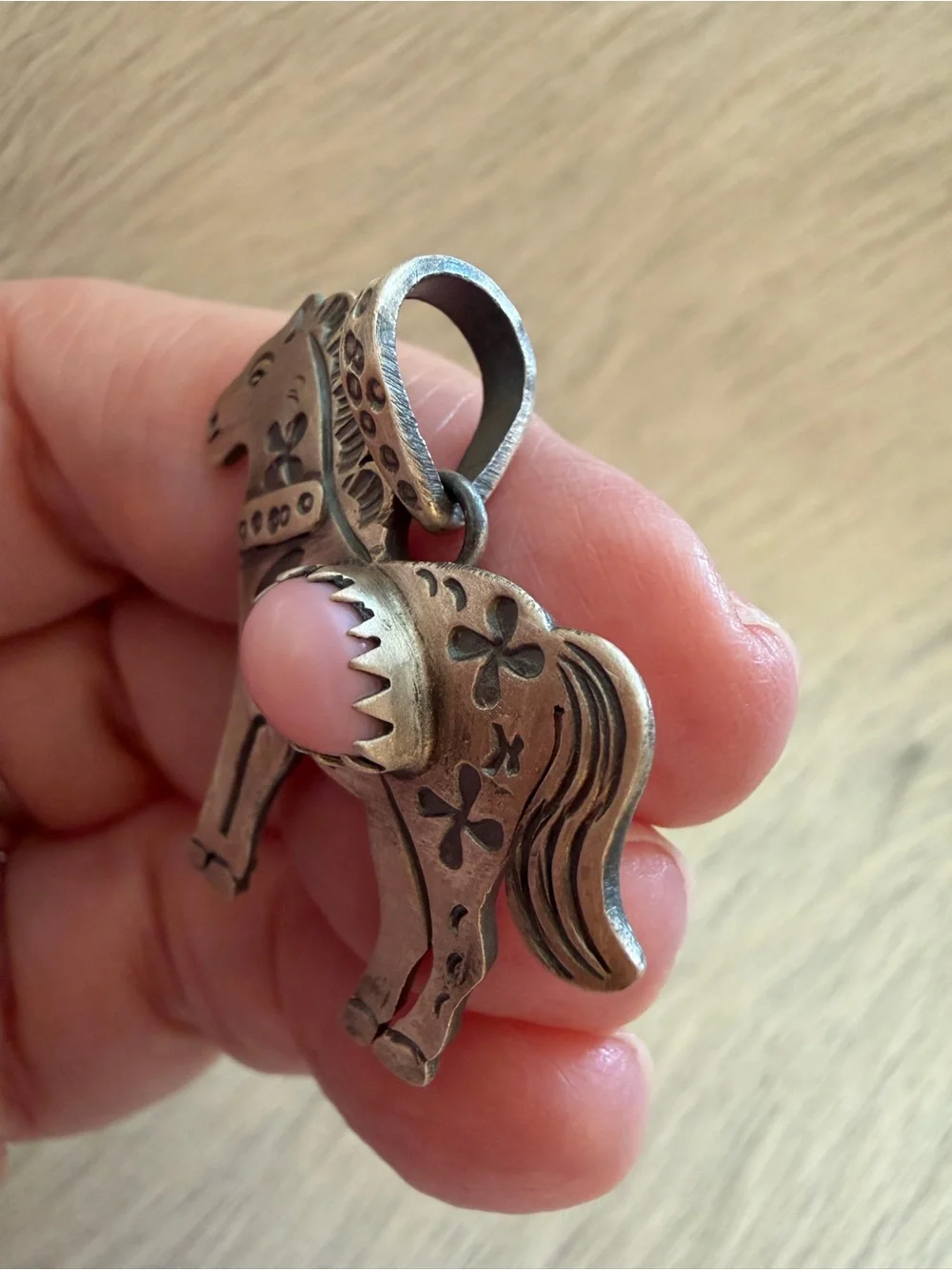 ❤️ Queen Pink Conch Hand Stamped Sterling 925 Decorative Horse Pendant 8mm Bail